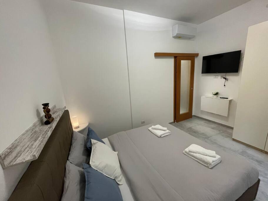 Tiny House - 15 Minutes To Duomo Appartement Milaan Buitenkant foto